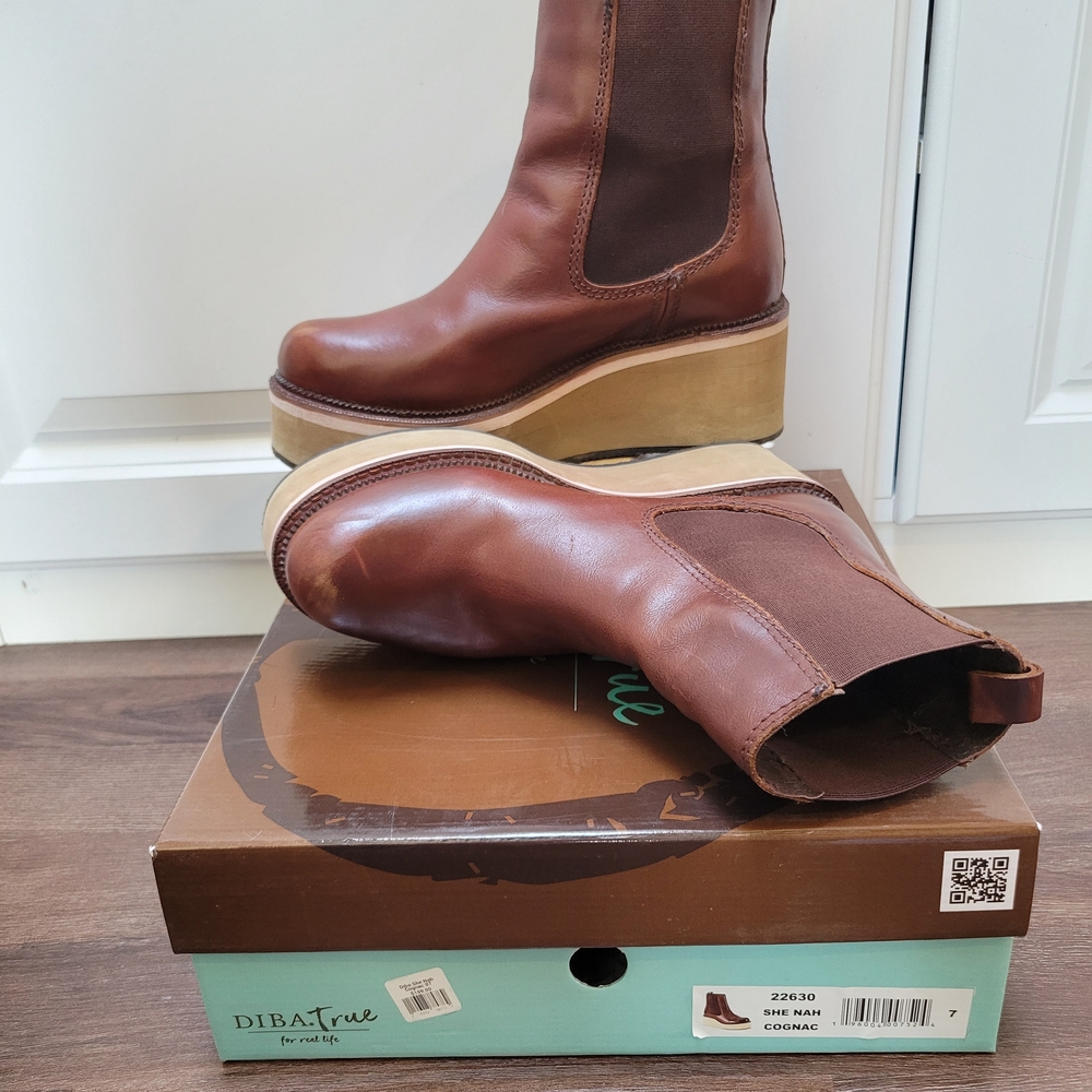 Cognac Platform Chelsea Boot - Women's - Picture 3 of 4